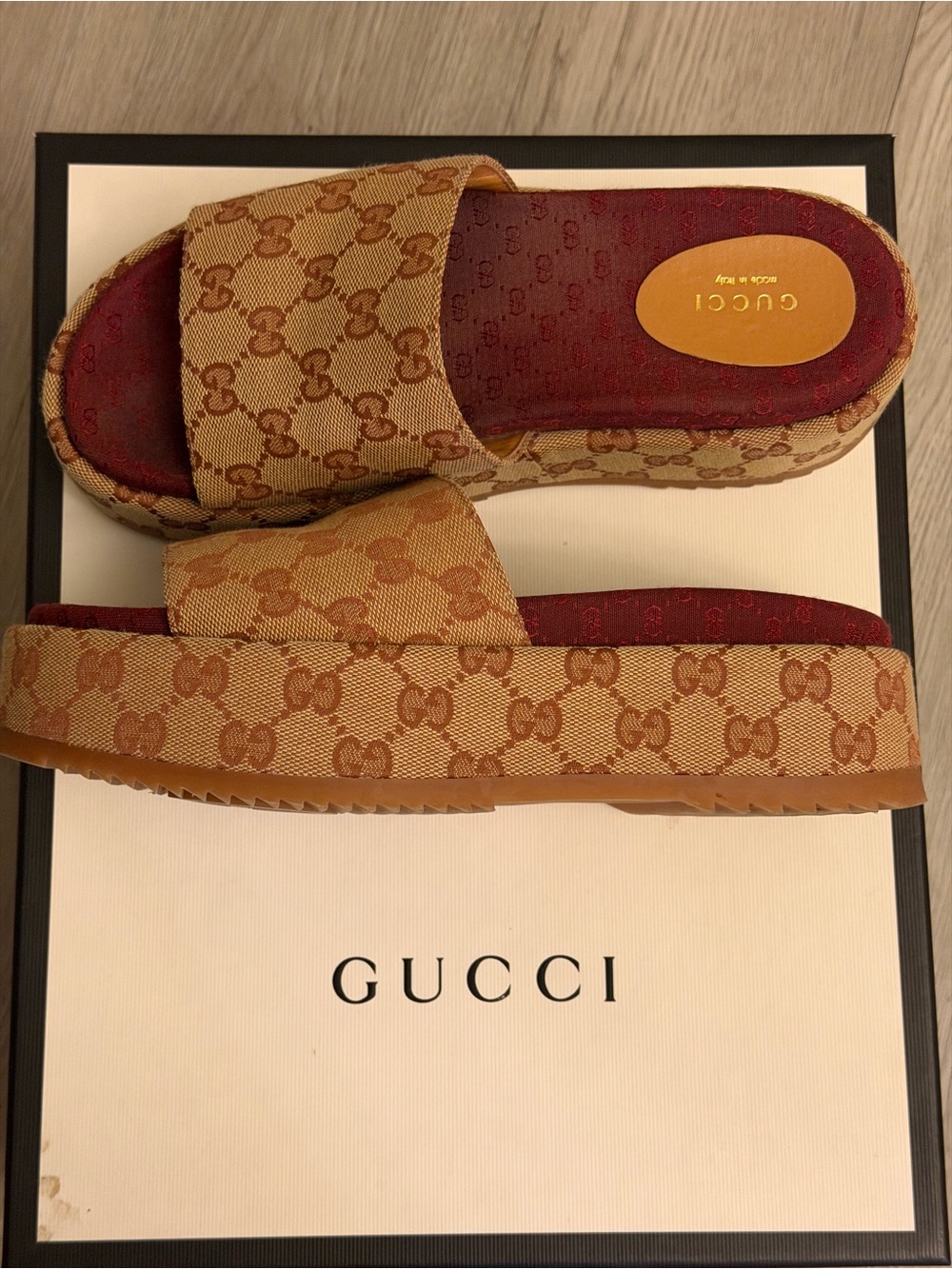 Gucci Platform beige GG monogram canvas slides with burgundy footbed - Picture 5 of 8